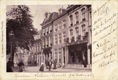 710670 Prentbriefkaart met een foto van de Kromme Nieuwgracht en rechts het winkelpand van J. de Gooijer Jr., Magazijn ...